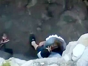 Une nana timide baise finalement sur un rocher de plage