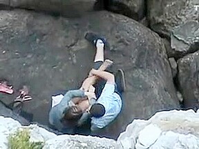 Une nana timide baise finalement sur un rocher de plage