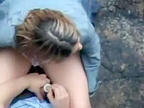 Une nana timide baise finalement sur un rocher de plage