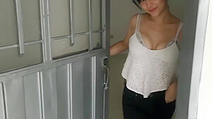 Vecina Desesperada Me Da Su Una Buena Mamada Cuando Voy A Pedirle Una Herramienta