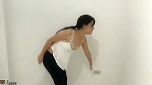 Vecina Desesperada Me Da Su Una Buena Mamada Cuando Voy A Pedirle Una Herramienta