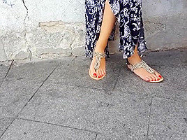 candid college girl perfect long feets hot red toes