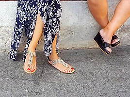 candid college girl perfect long feets hot red toes