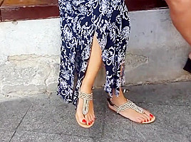 candid college girl perfect long feets hot red toes