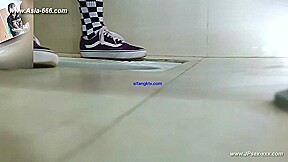 chinese girls go to toilet 300