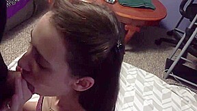 elle me fait une pipe avec ses parents dans la piéce a coté