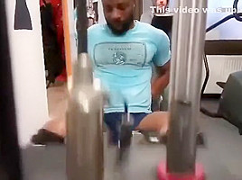 exibindo pau durante exercicio na academia
