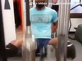 exibindo pau durante exercicio na academia