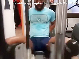 exibindo pau durante exercicio na academia