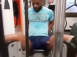 exibindo pau durante exercicio na academia