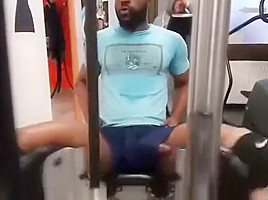 exibindo pau durante exercicio na academia