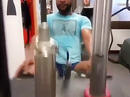 exibindo pau durante exercicio na academia