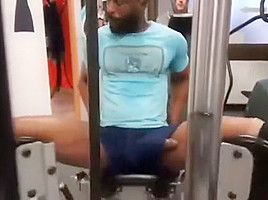 exibindo pau durante exercicio na academia