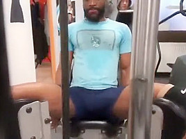 exibindo pau durante exercicio na academia