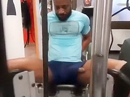 exibindo pau durante exercicio na academia