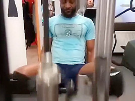 exibindo pau durante exercicio na academia