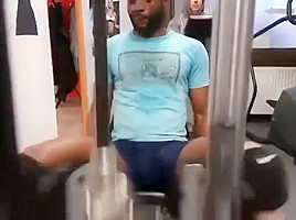 exibindo pau durante exercicio na academia