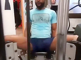 exibindo pau durante exercicio na academia