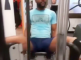 exibindo pau durante exercicio na academia