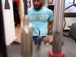 exibindo pau durante exercicio na academia