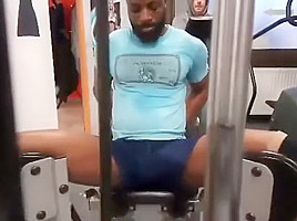 exibindo pau durante exercicio na academia