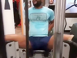 exibindo pau durante exercicio na academia