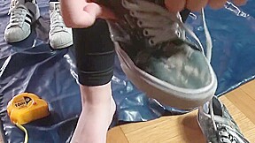 huge feet and tiny feet compare and try shoes and hand comparison