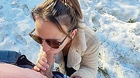 la voisine me suce discrétement sous la neige