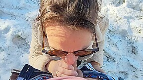la voisine me suce discrétement sous la neige